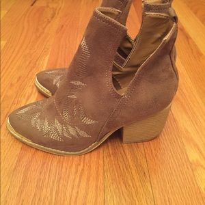 Brown Cowgirl booties with embroidered detail